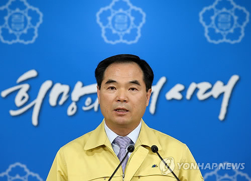 ▲ 국민안전처 윤용선 재난대응정책관이 14일 오전 정부서울청사에서 여름철 풍수해 대비 비상대응체제 돌입과 관련해 브리핑하고 있다. 안전처는 15일부터 24시간 비상상황관리체계를 유지하고, 호우 때 산사태 등으로 인명피해 우려가 있는 지역 2천842곳에 전담관리자를 복수로 지정하는 등 특별관리할 계획이다. 풍수해 대비 비상대응체제는 10월 15일까지 운영된다. ⓒ 연합뉴스