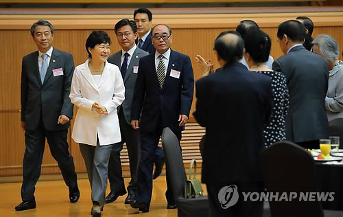 ▲ 박근혜 대통령이 14일 오후 청와대 연무관에서 열린 이북도민 대표단과의 대화에 참석하고 있다. 왼쪽부터 정종섭 행정자치부 장관, 박 대통령, 홍용표 통일부장관, 백남진 이북5도위원장. ⓒ연합뉴스 DB