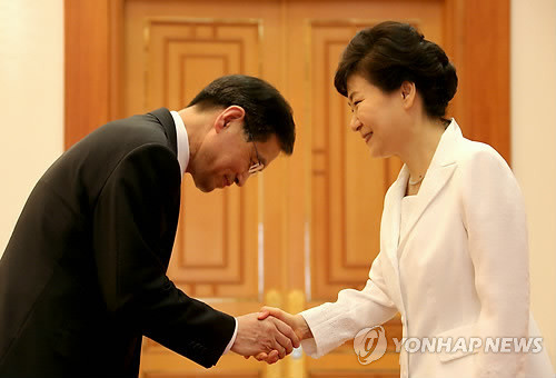 ▲ 박근혜 대통령이 14일 청와대에서 박노벽 신임 주러시아대사에게 신임장을 수여하고 있다. ⓒ연합뉴스 DB