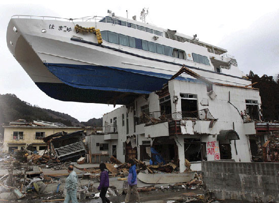 ▲ 지붕 위로 올라간 여객선. 2011년 3월 11일 日도호쿠 대지진 이후의 모습이다. ⓒ산도네미코 학교 홈페이지 캡쳐