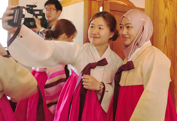 ▲ 외국인 학생 초청 '전통 성년식' 행사ⓒ건국대학교