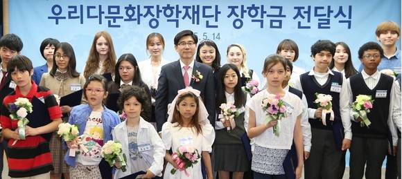 ▲ 이광구 은행장 겸 다문화장학재단 이사장(가운데)이 14일 서울 중구 우리은행 본점에서 다문화학생들에게 장학금을 전달한 후 기념촬영을 하고 있다.ⓒ 우리은행