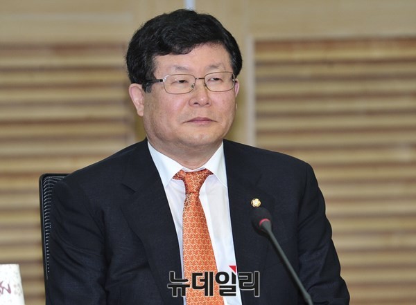 ▲ 새정치연합 설훈 의원은 2014년 10월 국정감사에서 "인간은 연세가 많으면 판단력이 떨어진다"고 말해 '갑질'논란에 휘말렸다. 설훈 의원과 달리 새정치연합은 최근 노인빈곤률이 48.6%라는 점을 근거로 가난에 시달리는 노인들에게 노후소득보장이 필요하다는 주장을 계속하고 있다. ⓒ뉴데일리 이종현 기자