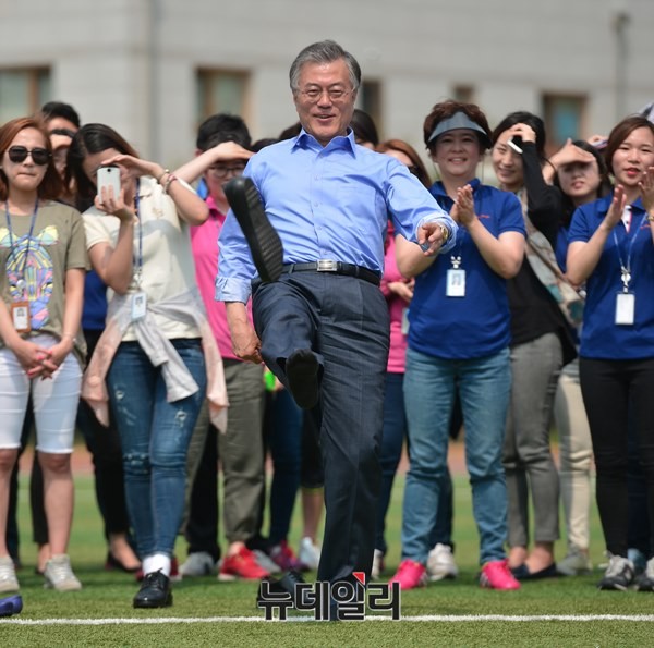 ▲ 새정치민주연합 문재인 대표가 지난 14일 국회 운동장에서 진행된 보좌진 체육대회에 참석해 고무신을 날리고 있다.ⓒ뉴데일리 정상윤 기자