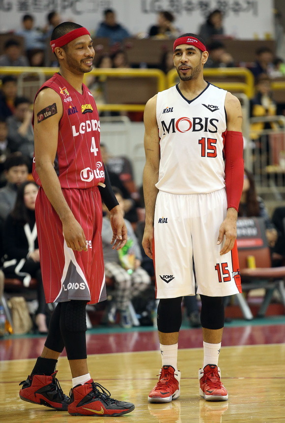 ▲ 붉은색 유니폼을 입은 형 문태종과 흰색 유니폼을 입은 동생 문태영.ⓒ한국프로농구연맹