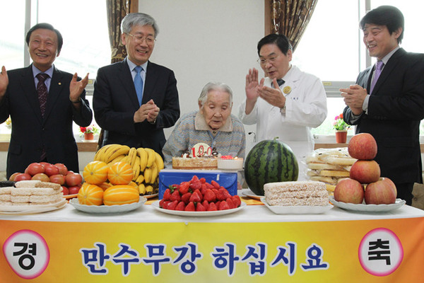 ▲ 100세 생신축하 왼쪽부터 정창주 총장, 서영택 산학협력단장, 김분임 할머니, 이종환 부총장, 이택근 병원장 ⓒ구미대학교 제공