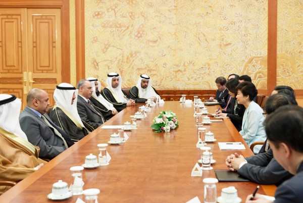 ▲ 박근혜 대통령이 15일 정의화 국회의장 초청으로 방한한 마르주크 알리 알-가님(Marzouq Ali Al-Ghanim) 쿠웨이트 국회의장 일행을 청와대에서 접견하고 있다. ⓒ청와대 제공