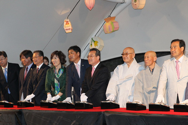 ▲ 2015 한천문화축제 개막식에서 내빈들이 축제개막을 알리고 있다.ⓒ예천군 제공