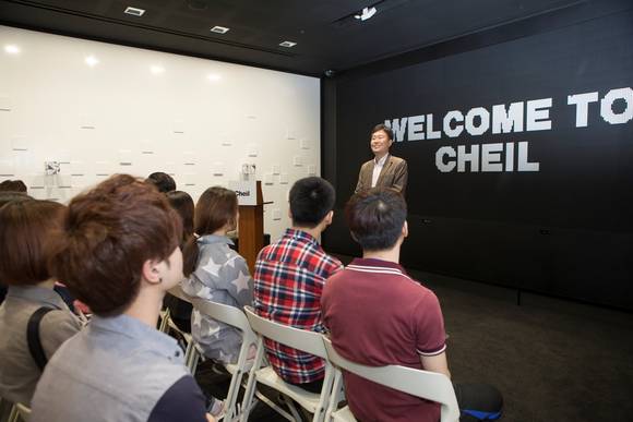 ▲ 제일기획 창립 42주년 기념행사에 초청된 탈북청소년들이 직원으로부터 강의를 듣고 있다.  ⓒ제일기획