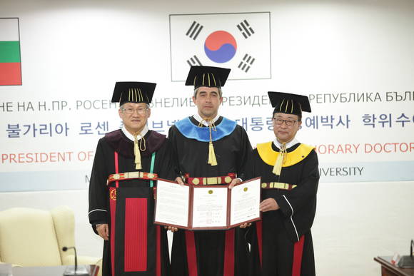 ▲ 왼쪽 첫번째 정규상 성균관대 총장, 로센 플레브넬리에프 불가리아 대통령ⓒ성균관대학교