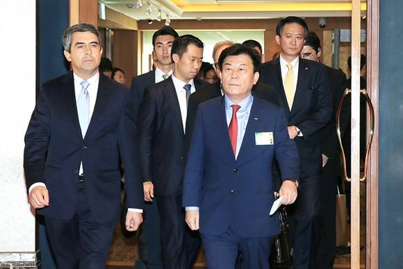 ▲ 로젠 플레브넬리에프 불가리아 대통령(左)와 박성택 중기중앙회장이 간담회에 참석하기 위해 들어서고 있다. ⓒ중기중앙회