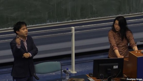 ▲ 탈북자 장진성 뉴포커스 대표(왼쪽)가 지난 11일 네덜란드 레이덴대학에서 북한의 노동당과 군 관계에 대해 강의하고 있다.