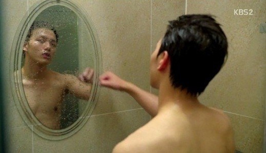 ▲ 등근육 노출한 여진구 ⓒ오렌지 마말레이드 방송 화면