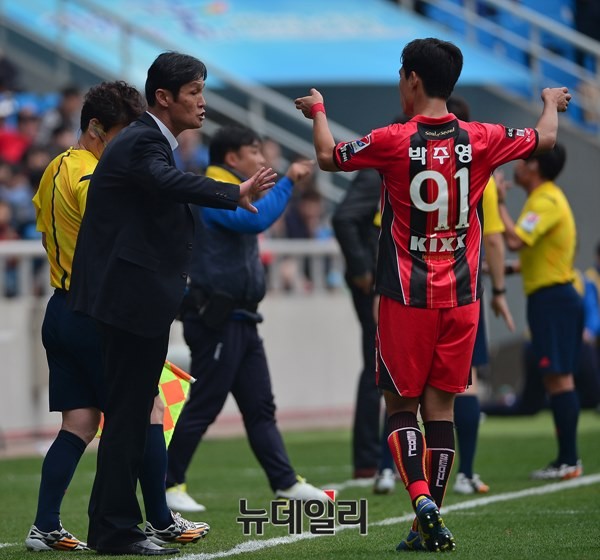 ▲ 최용수 감독과 박주영 선수.ⓒ뉴데일리 정상윤 사진기자