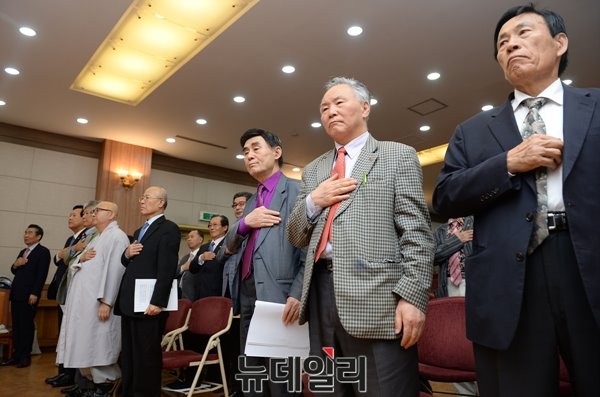 ▲ 16일 '국민행동' 발기인 대회에 참가한 애국시민들이 국기에 대한 경례를 하고 있다. ⓒ뉴데일리 정재훈 기자