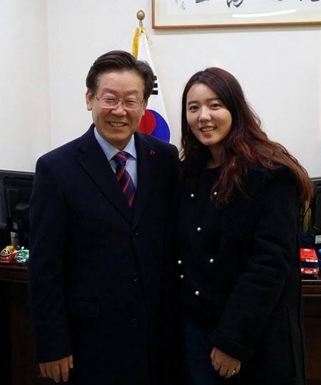 ▲ 홍가혜씨와 새정치민주연합 소속 이재명 성남시장. 그들은 세월호 참사에 대한 허위사실을 유포하고도 현재까지 어떠한 법적인 처벌도 받지 않고 있다. ⓒ트위터 화면 캡처