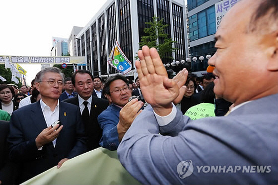 ▲ 새정치민주연합 문재인 대표 일행이 17일 5·18 전야 민주대행진을 하는 과정에서 주먹밥을 배식받은 직후, 호남을 더 이상 팔아먹지 말라는 시민들의 항의에 직면해 있다. ⓒ연합뉴스 사진DB