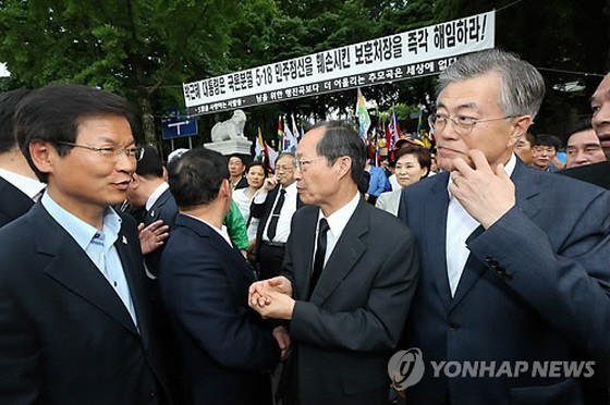 ▲ 새정치민주연합 문재인 대표가 17일 5·18 전야 민주대행진을 하기 위해 광주공원에서 기다리는 사이 늦게 도착한 무소속 천정배 의원과 마주치고 있다. 두 사람은 악수를 나눴을 뿐 특별한 대화를 나누지는 않았다. ⓒ연합뉴스 사진DB