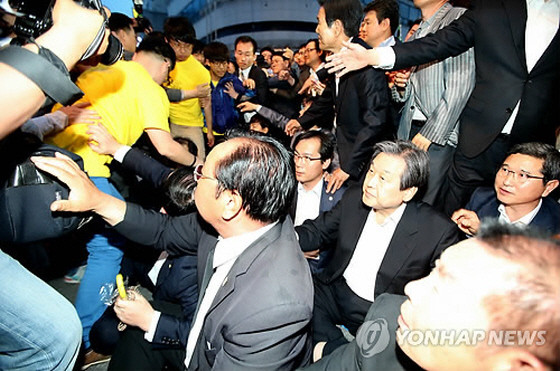 ▲ 새누리당 김무성 대표최고위원이 17일 광주 금남로에서 열린 5·18 전야제에 참석한 가운데, 일부 광주시민들이 이에 항의하며 김 대표를 향해 달려들려 하고 있다. ⓒ연합뉴스 사진DB