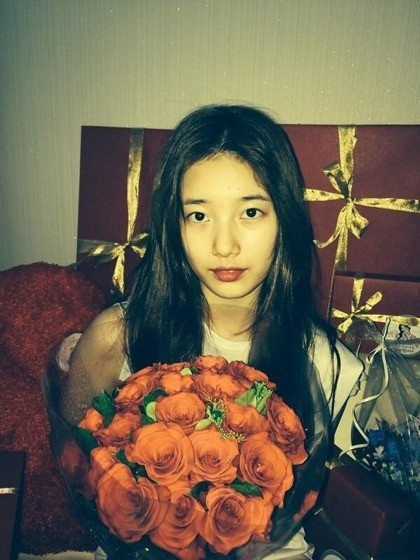 ▲ 수지가 성년의 날을 기념하여 장미꽃다발을 들고 있다.ⓒ사진=수지 트위터 캡처