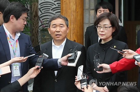 ▲ 새정치민주연합 박혜자 광주시당위원장(오른쪽)과 황주홍 전남도당위원장이 18일 광주 풍향동 모처에서 광주·전남 의원 회합을 가진 뒤 대표로 입장을 발표하고 있다. ⓒ연합뉴스 사진DB