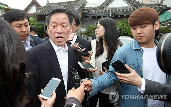 ▲ 새정치민주연합 주승용 최고위원이 18일 광주 풍향동 모처에서 광주·전남 의원들과 회합을 마친 뒤 문재인표 혁신기구에 대해 회의적인 입장을 밝히고 있다. ⓒ연합뉴스 사진DB