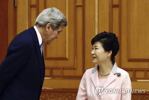 ▲ 박근혜 대통령이 18일 오전 청와대에서 존 케리 미국 국무장관과 대화를 나누고 있다. ⓒ연합뉴스 DB