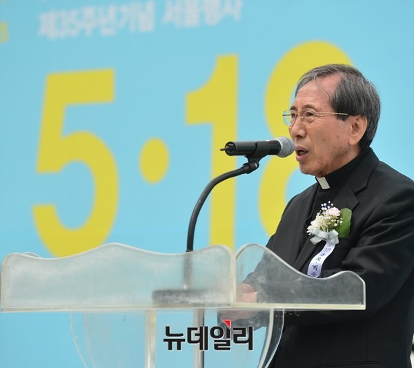 ▲ 안중근의사 기념사업회 이사장 함세웅 신부가 18일 오전 서울광장에서 열린 '5.18 민주화운동 제35주년 서울기념식'에서 추모사를 읽고 있다. ⓒ뉴데일리 정상윤 기자