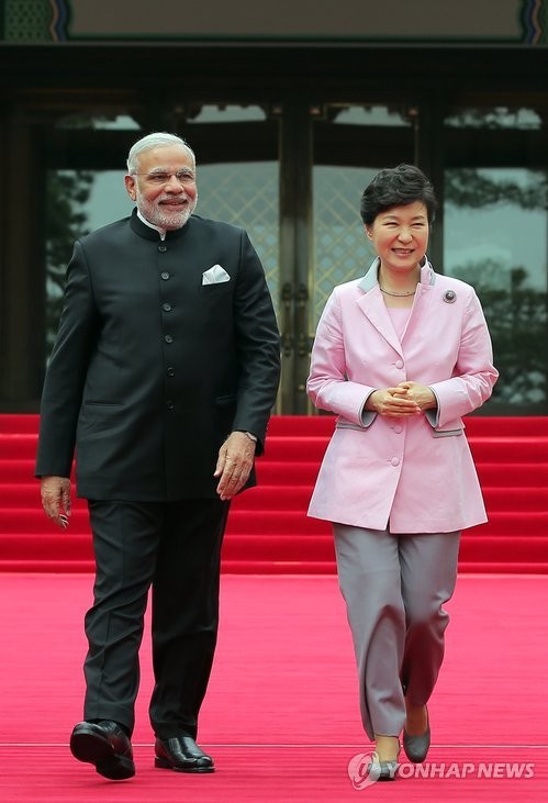 ▲ 박근혜 대통령과 나렌드라 모디 인도 총리가 18일 오후 청와대에서 열리는 공식환영식장으로 이동하며 대화하고 있다. ⓒ연합뉴스 DB