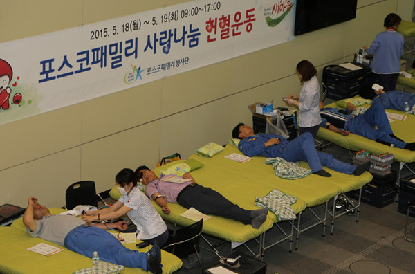 ▲ 포스코 본사 대회의장에 마련된 행사장에서 헌혈에 참여하고 있는 임직원및 가족을 대상으로 시행됐다.ⓒ포스코 포항제철소 제공