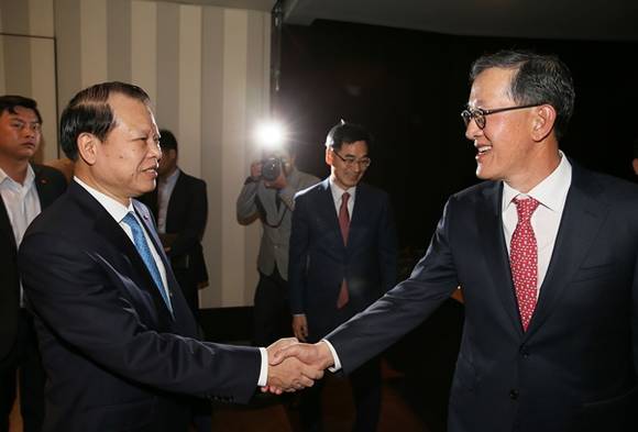 ▲ 허창수 전경련 회장(右)이 베트남 부 반 닝 경제금융부총리와 만나 악수하고 있다. ⓒ전경련