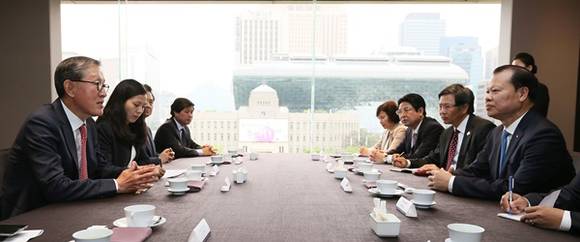 ▲ 허창수 전경련 회장(左)이 베트남 부 반 닝 경제금융부총리에게 한-베트남 FTA의 조속한 발효 등을 요청하고 있다. ⓒ전경련