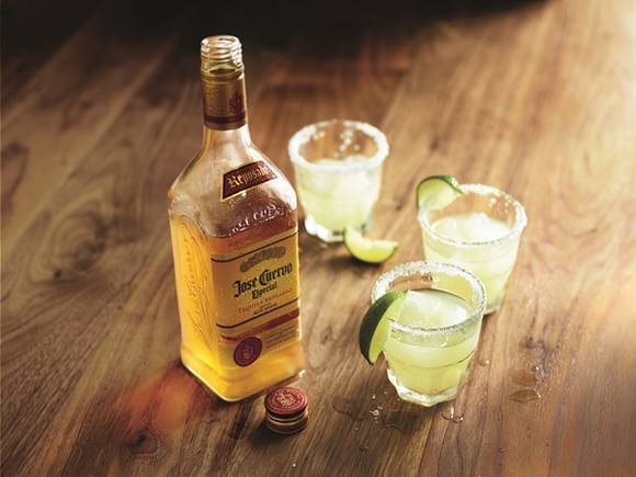 ▲ 데킬라 '호세쿠엘보'와 라임주스, 트리플섹 등을 섞어 만드는 칵테일 '마가리타'.