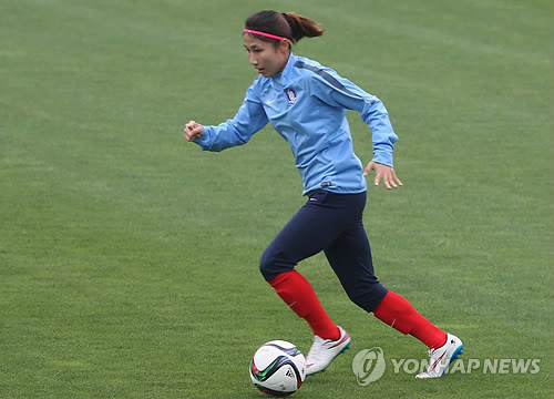 ▲ 여자축구 국가대표팀 부동의 공격수 여민지가 연습경기 도중 십자인대가 파열되는 부상을 당해, 캐나다 월드컵 출전이 무산됐다. 사진은 지난 8일 경기 파주NF에서 열린 국가대표팀 훈련에 참여한 여민지 선수의 모습. ⓒ 사진 연합뉴스