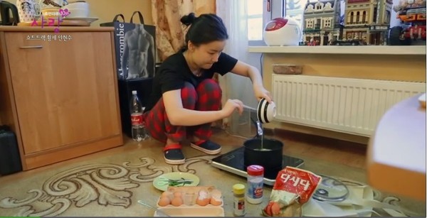 ▲ 우나리가 러시아 숙소에서 남편 안현수를 위해 음식을 만들고 있다ⓒ방송캡쳐