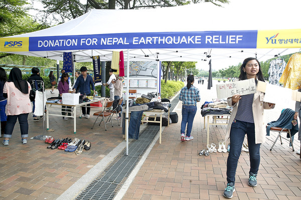 ▲ 영남대 교직원과 학생, 유학생들이 네팔 지진피해 주민 구호 성금을 모아 주한 네팔 대사관에 전달했다.ⓒ영남대 제공