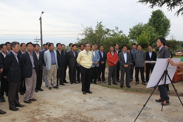 ▲ 이현준 군수가 실과소 간부공무원들과 현장회의를 하고 있다.@예천군 제공