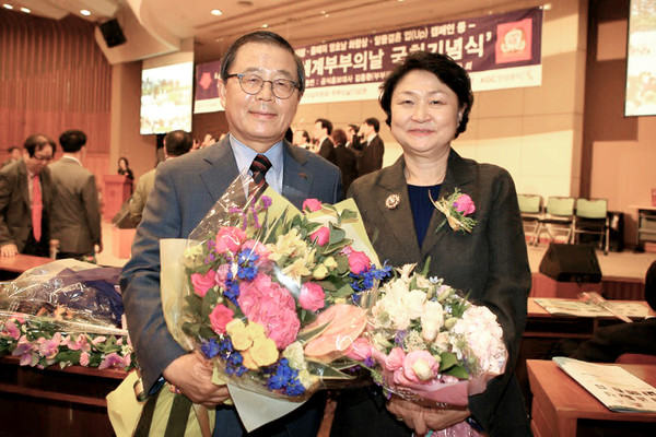 ▲ 구미시장 남유진‧최승복 부부가 19일 국회 헌정기념관에서 열린 ‘2015 세계부부의 날 국회기념식’에서 올해의 시장 부부상을 수상하고 기념촬영을 하고 있다.ⓒ구미시 제공