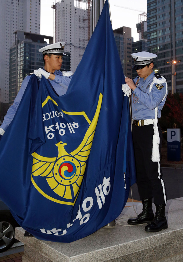 ▲ 61년 만에 깃발을 내리는 해양경찰. 지난해 11월 18일 인천 송도국제도시에 있는 해양경찰청 본부에서, 해경 대원들이 마지막 해경 깃발을 내리는 모습. 해경은 같은 해 5월19일 박근혜 대통령이 조직 해체를 선언한 이후, 6개월만인 이날 공식적으로 해체됐다. ⓒ 조선닷컴