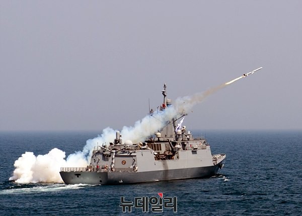 ▲ 해군은 지난 19일 동해 중부 해상에서 해군 경기함의 해성-1(유도탄) 발사 실사격 훈련을 실시했다. ⓒ 해군 제공