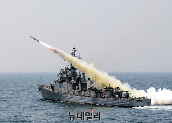 ▲ 해군은 지난 19일 동해 중부 해상에서 해군 마산함의 하푼(유도탄) 발사 실사격 훈련을 실시했다. ⓒ 해군 제공