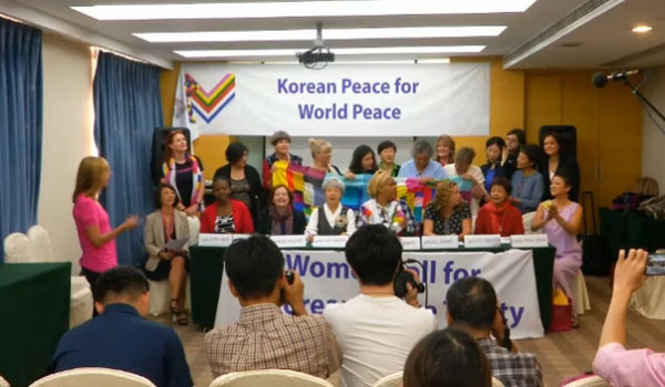 ▲ Women Cross DMZ 참가자들이 평양에 도착해 기자회견을 갖는 도중 노래를 부르는 모습. ⓒ美NBC 뉴스 보도화면 캡쳐