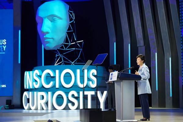 ▲ 박근혜 대통령이 20일 서울 동대문디자인플라자에서 열린 서울디지털포럼 개막식에 참석해 축사를 하고 있다. ⓒ청와대 제공