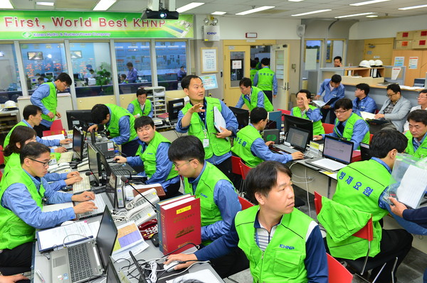 ▲ 월성원자력본부 직원들이 20일 월성비상대책실에서 긴박한 분위기로 월성4호기 지진해일 대비 방재훈련에 임하고 있다.ⓒ한국수력원자력 제공