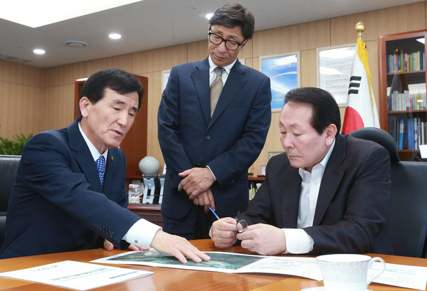 ▲ 왼쪽, 임창호 함양군수가 김학송 도로공사 사장을 찾고 메세지를 전달하고 있다