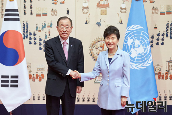 ▲ 박근혜 대통령과 반기문 유엔사무총장이 20일 청와대에서 만나 인사를 나누고 있다. ⓒ청와대 제공