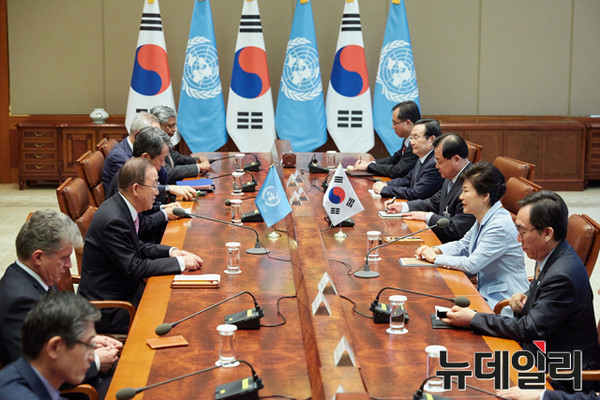 ▲ 박근혜 대통령과 반기문 유엔사무총장이 20일 청와대에서 만나 대북 문제와 유엔 개발의제 등을 논의하고 있다. ⓒ청와대 제공