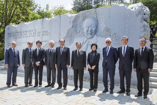 ▲ 20일 오전 경기 양수리에서 故 정세영 명예회장 10주기 추모조형물 제막식이 개최됐다. (사진 좌측부터 박종서 교수, 연만희 유한양행 고문, 정몽규 현대산업개발 회장,  김철수 포니정재단 이사장, 노신영 前 총리, 정상영 KCC 명예회장, 박영자 여사, 조르제토 주지아로 이탈디자인주지아로 명예회장, 정몽준 아산재단 이사장, 정의선 현대자동차그룹 부회장)ⓒ현대산업개발