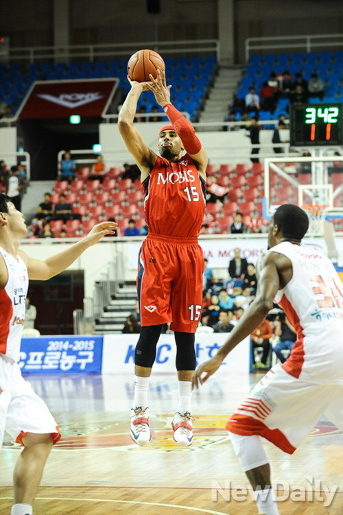 ▲ 가운데 빨간색 유니폼에 빨간색 헤어밴드를 착용한 선수가 문태영이다.ⓒ뉴데일리