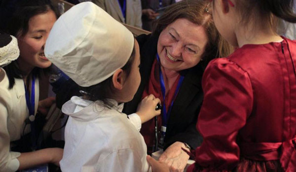 ▲ 19일 평양에 도착한 '위민크로스DMZ' 참가자들은 20일 北의 체제선전시설들을 견학했다. 사진은 평양 경상유치원에 들른 '위민크로스DMZ' 참가자들. ⓒ美폭스뉴스 보도화면 캡쳐